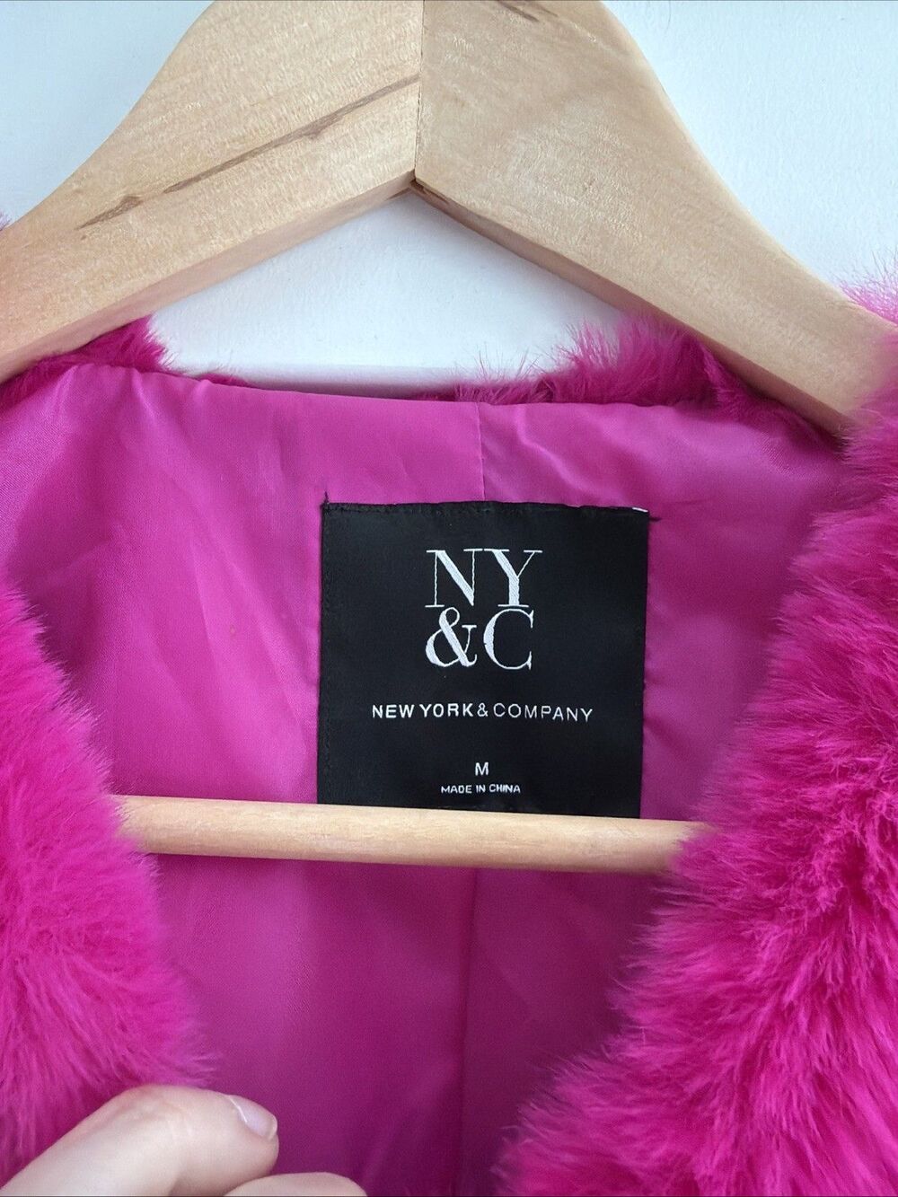 NY & Co Fuscia Faux Fur Cropped Fully Lined Jacket Size M Hook and eye closure - Picture 4 of 8
